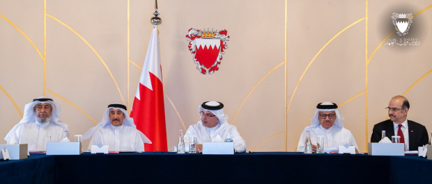 <p>His Royal Highness Prince Salman bin Hamad Al Khalifa, Crown Prince and Prime Minister, yesterday chaired a meeting of the Government Executive Committee. </p><p>It reviewed developments related to priority draft laws, efforts to address increased mosquito populations, regulatory matters linked to several professions and topics impacting small and medium enterprises in Bahrain.</p>